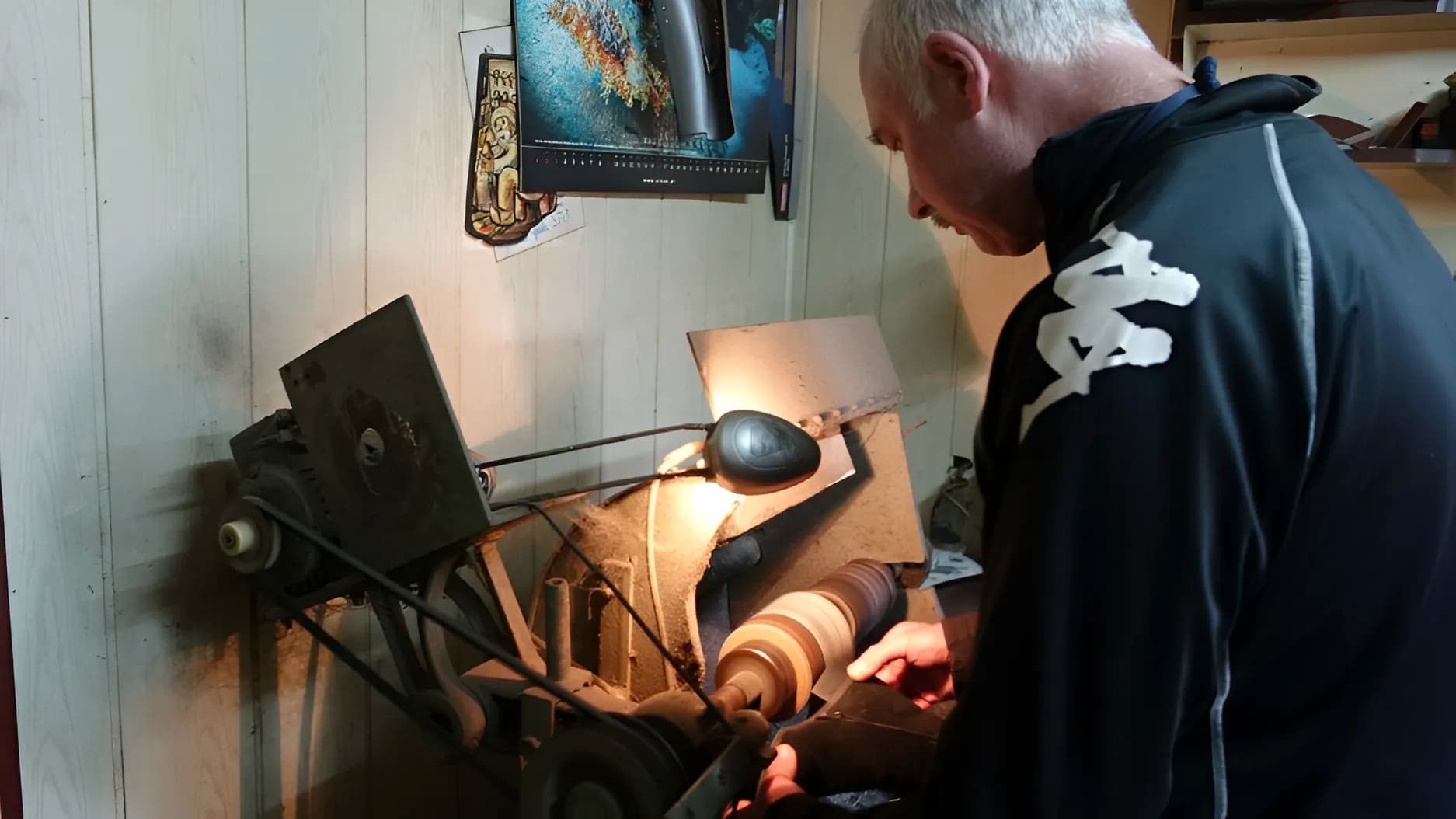 Sławomir Wysocki przy pracy w warsztacie szewskim